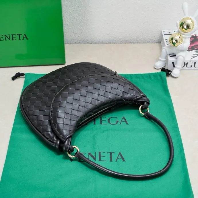 Batch 1860 Bv Shu Qi's same "Gemelli" twin bag 👇 Locked in advance 24 years of hot style 💕 Gemelli is paired with two half-moon shaped bags, matched with the brand's iconic intrecciato woven sheepskin, equipped with a detachable tubular handle, which can be used as a clutch, on the shoulder or by flipping the small crescent moon as a handle, or as a long shoulder strap 🉑️ crossbody The dual design has a personalized yet charming attitude, and the eye-catching visual impact brings an elegant and fashionable feeling. It is a bag worth buying💥 Size: 36x25x10, Model: 4281#